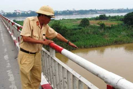 Ngăn chặn hai mẹ con định nhảy xuống sông Hồng