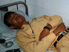 Hà Nội: Hai bố con tấn công CSGT giữa phố