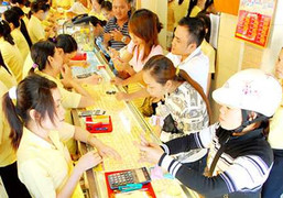 Vàng đổ đèo, ‘bốc hơi' gần 1 triệu đồng/lượng