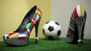 Chủ tịch UEFA dưới gót chân phụ nữ