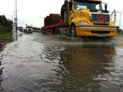 Đại lộ Đông Tây ngập nặng sau cơn mưa nhỏ