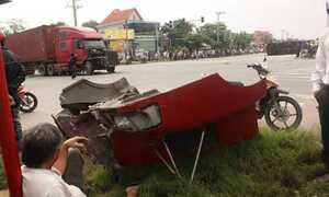 Xe khách tông xe container, hơn 10 người bị thương nặng