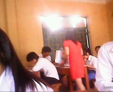 Video: Giáo viên đưa bài giải môn Toán cho TS chép