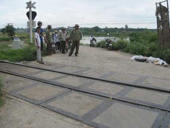 Băng qua đường sắt, một người chết thảm