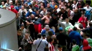 Sốc: CĐV tấn công tình nguyện viên sau trận Nga-Czech