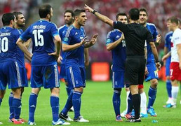 Chiếc thẻ đỏ đầu tiên tại Euro 2012