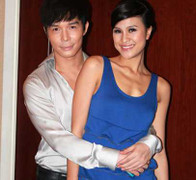 Nathan Lee ôm siêu mẫu Phương Mai tình tứ