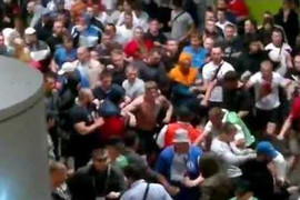 CĐV Nga ăn mừng chiến thắng trong bạo loạn