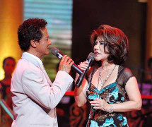 Hát live 20 ca khúc, Chế Linh bước qua tuổi 70 ấn tượng