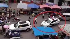 Video: Gặp tai nạn giao thông, cảnh sát quay xe bỏ đi