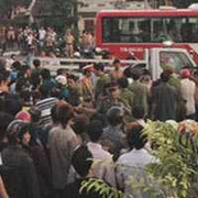 Hàng trăm người dân chặn xe cảnh sát giao thông