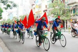 Bạn trẻ “điên có tổ chức” đạp xe 2600km xuyên Việt