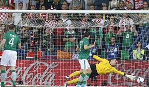 Mandzukic lắc đầu điệu nghệ nâng tỉ số lên 3-1