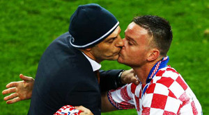 HLV Croatia bị nam CĐV “cưỡng hôn” ngay trên sân