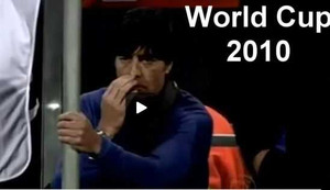 Joachim Low - Lịch lãm và thích 'nhấm nháp' rỉ mũi