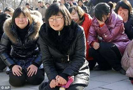 Trễ thi 2 phút, mẹ quỳ xin giám thị cho con vào