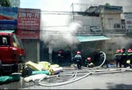 Hà Nội: Cháy lớn cửa hàng vật liệu xây dựng