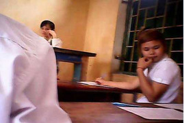 Clip: Giám thị 'trông' cho thí sinh quay bài môn Địa