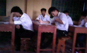 Clip: Giáo viên vô tư chỉ bài cho thí sinh môn Sử