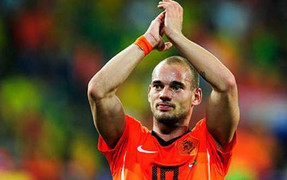 Ronaldo có dám đọ tài Sneijder trên sân tập?