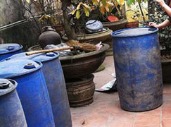 Vào nơi công khai sản xuất rượu độc