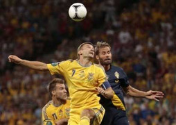 Sheva hóa người hùng, Ukraine lên ngôi đầu bảng D