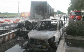 TP HCM: Xe đầu kéo húc ô tô, cả hai cháy rụi