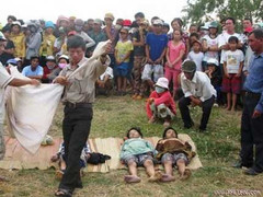 Hai bé trai chết đuối dưới ao cá