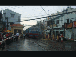 Quên đóng rào chắn tàu, hàng trăm người hoảng loạn