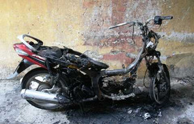 Hà Nội: Xe Yamaha nổ lớn sau khi bốc cháy