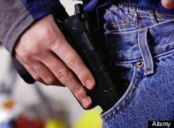 Vác súng vào trường, 2 nam sinh bị đình chỉ học 1 năm