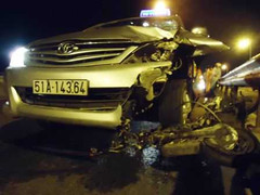 Đi sai làn đường bị taxi húc chết