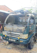 Xe tải đang đậu bỗng bốc cháy