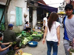 Xăng giảm giá, nhiều mặt hàng vẫn 'bình ổn giá'