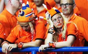 Chùm ảnh: Sắc da cam héo rũ trên khán đài