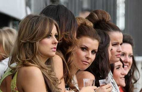 Vợ Rooney dẫn đầu dàn Wags đổ bộ xuống Ba Lan