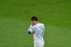 Clip: Ronaldo lạc lõng giữa chiến thắng của BĐN