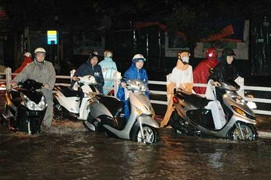 Hà Nội: Mưa lốc lớn nhất năm, xe chết máy la liệt