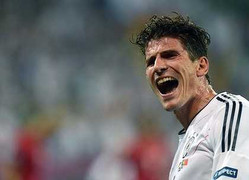 Gomez lạnh lùng đánh sập hàng thủ Hà Lan