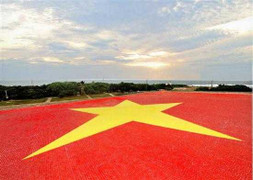 Chuyện chưa kể về lá cờ Tổ quốc gắn gốm lớn nhất VN