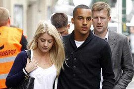 Đội mưa gió, ĐT Anh vui vẻ bên vợ và người yêu