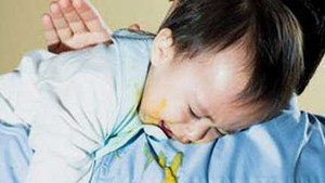 Mẹ đựng dầu xoa bóp vào chai nước, con uống nhầm