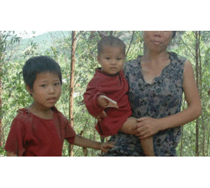 Người đàn bà và những đứa con đào hầm sống trên núi