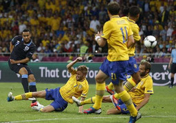 Walcott, Welbeck rực sáng, Anh tiễn Thụy Điển về nước