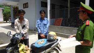 Khởi tố hai anh em đạp xe, ném đá vào chiến sĩ CSGT