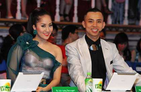 Vợ John Travolta cười tươi sau bão scandal của chồng