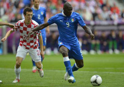 Italia: Đừng toan tính nữa, trình diễn đi thôi!