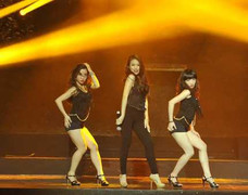 Hoàng Thùy Linh khuấy động đảo Tuần Châu