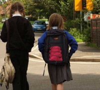 Cấm nữ sinh mặc váy đến trường