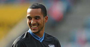 Walcott tỏa sáng cân bằng tỉ số 2-2